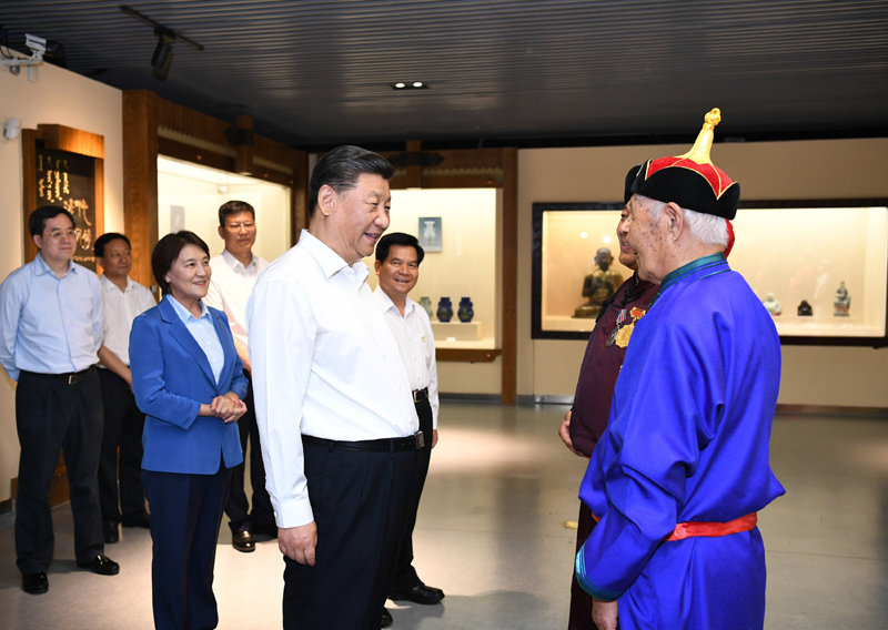 7月15日至16日,中共中央总书记、国家主席、中央军委主席习近平在内蒙古考察并指导开展“不忘初心、牢记使命”主题教育。这是15日上午,习近平在赤峰博物馆同古典民族史诗《格萨(斯)尔》非物质文化遗产传承人亲切交谈。