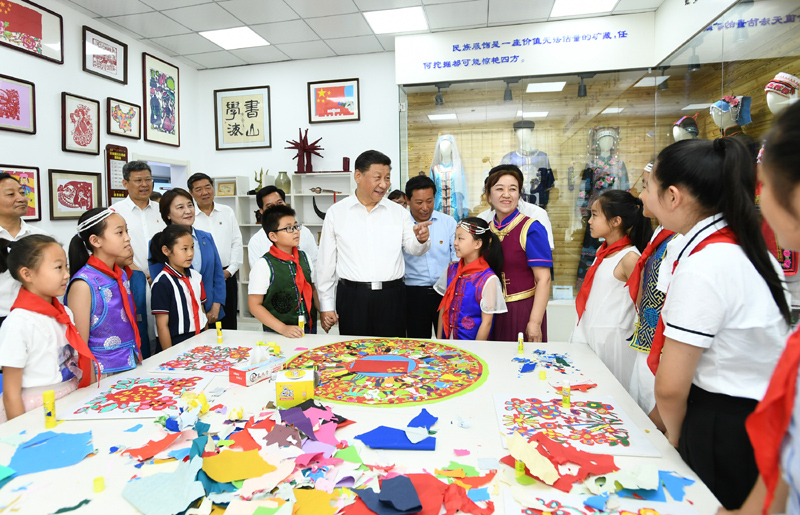 7月15日至16日,中共中央总书记、国家主席、中央军委主席习近平在内蒙古考察并指导开展“不忘初心、牢记使命”主题教育。这是15日上午,习近平在赤峰市松山区兴安街道临潢家园社区,同孩子们亲切交谈。