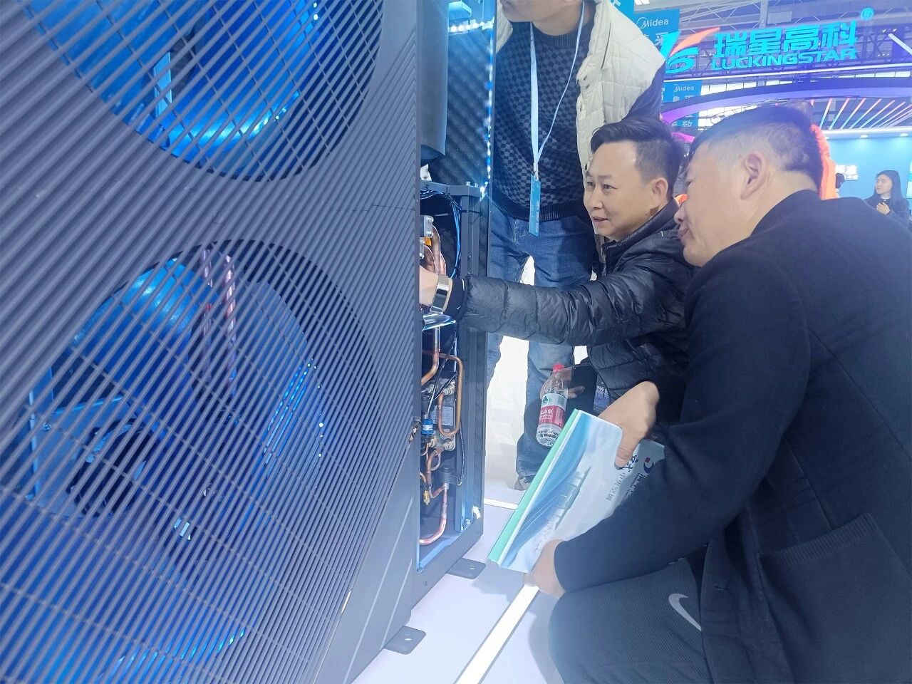 盛况直击!总工团亲临点赞,3044am永利集团3044noc智慧家五大“王炸”引爆2026热泵展 盛况直击!总工团亲临点赞,3044am永利集团3044noc智慧家五大“王炸”引爆2026热泵展